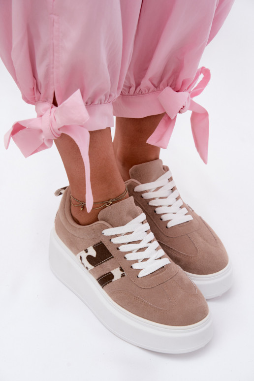 Chaussures modèle baskets Féminin avec une plateformeImitacji en daimu Łaty beige Averin