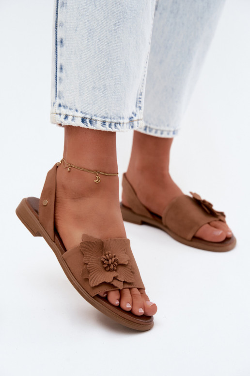 Sandales en daim avec talons larges et fleurs décoratives Zazoo 407471 en brun