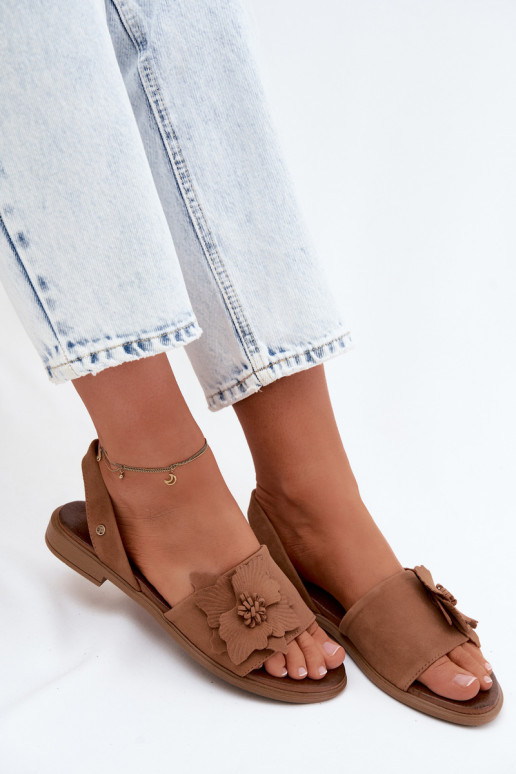 Sandales en daim avec talons larges et fleurs décoratives Zazoo 407471 en brun