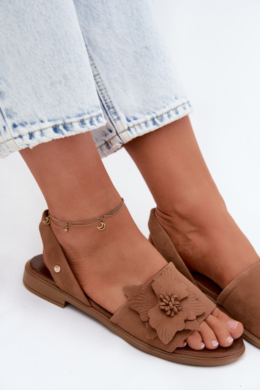 Sandales en daim avec talons larges et fleurs décoratives Zazoo 407471 en brun