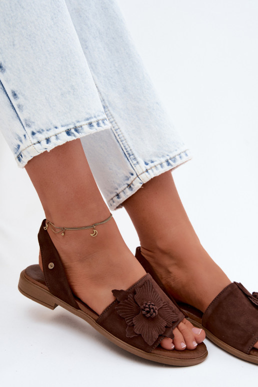 Sandales en daim avec talons larges et fleurs décoratives Zazoo 407471 en chocolat