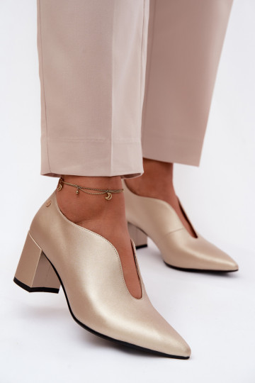 Peau chaussures Féminin avec des talons Il fautciejka K7469-26 couleur dorée 2