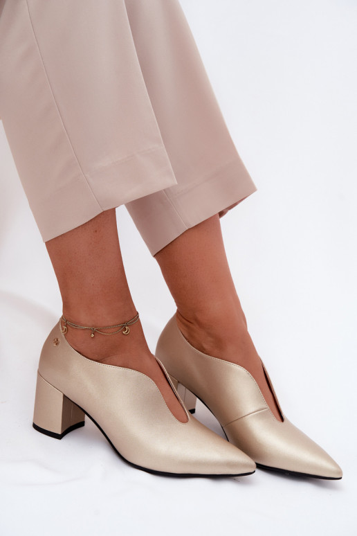 Peau chaussures Féminin avec des talons Il fautciejka K7469-26 couleur dorée