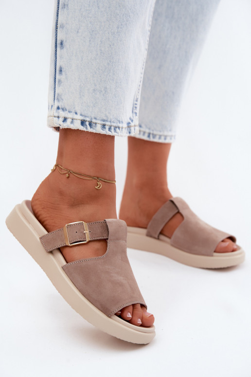 Chaussons femme en daim avec une plateforme avec boucles dorées beige Zemela