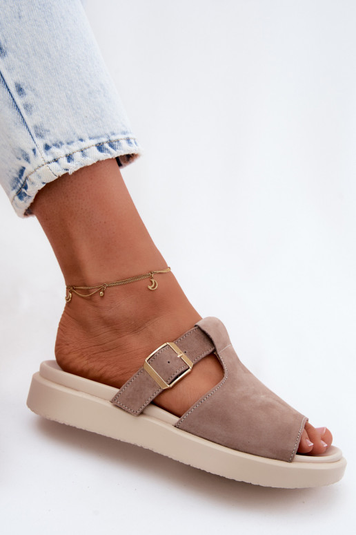 Chaussons femme en daim avec une plateforme avec boucles dorées beige Zemela
