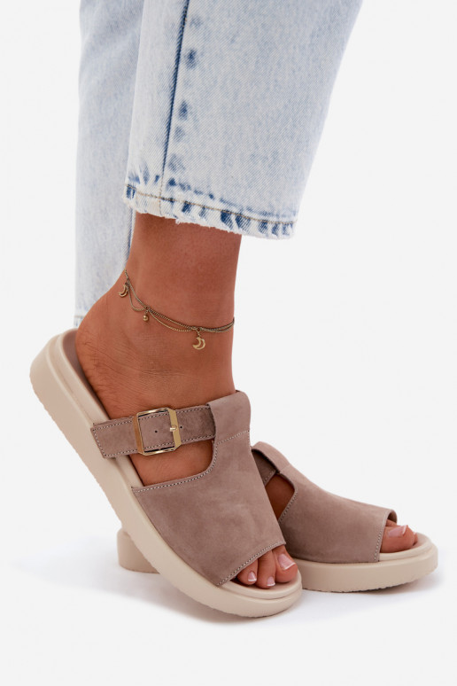 Chaussons femme en daim avec une plateforme avec boucles dorées beige Zemela