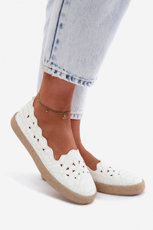 Espadrilles avec des éléments ajourés avec des fleurs couleur blanche Merivelle