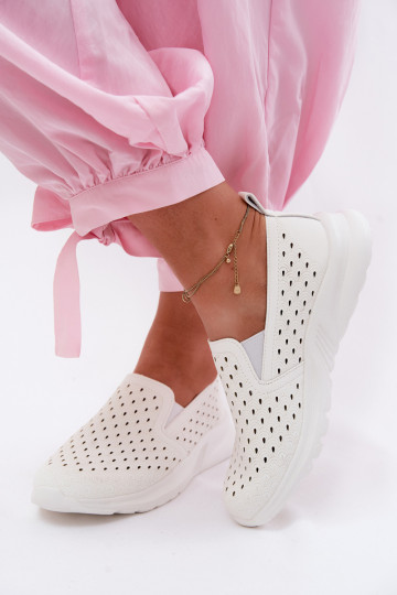 Un modèle convaincant avec des éléments ajourés chaussures FémininImitacji Skóry couleur blanche Geressa 2