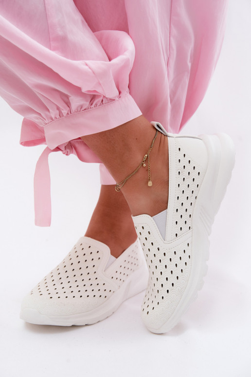 Un modèle convaincant avec des éléments ajourés chaussures FémininImitacji Skóry couleur blanche Geressa