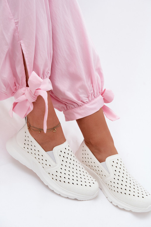 Un modèle convaincant avec des éléments ajourés chaussures FémininImitacji Skóry couleur blanche Geressa