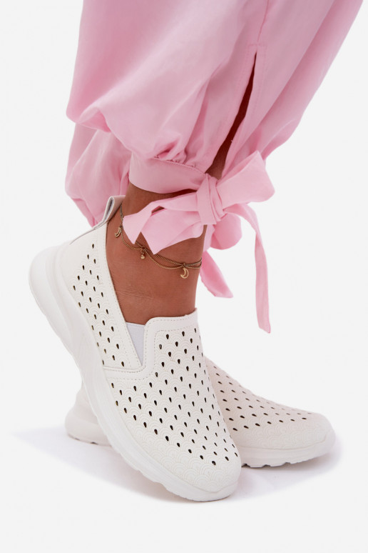 Un modèle convaincant avec des éléments ajourés chaussures FémininImitacji Skóry couleur blanche Geressa