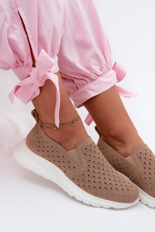 Un modèle convaincant avec des éléments ajourés chaussures FémininImitacji en daimu beige Geressa
