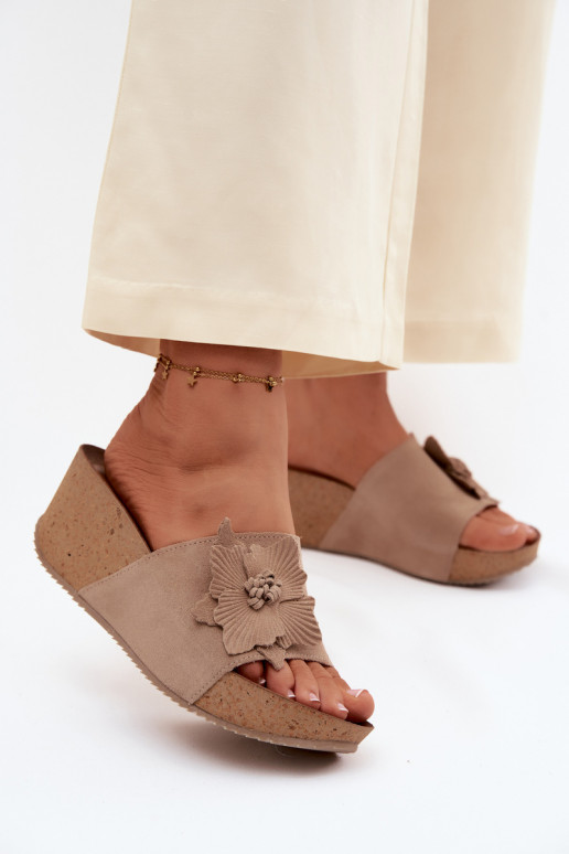 Peau Chaussons femme en daim avec une plateforme Avec des décorations avec des fleursem Zazoo 40312 couleur cappuccino