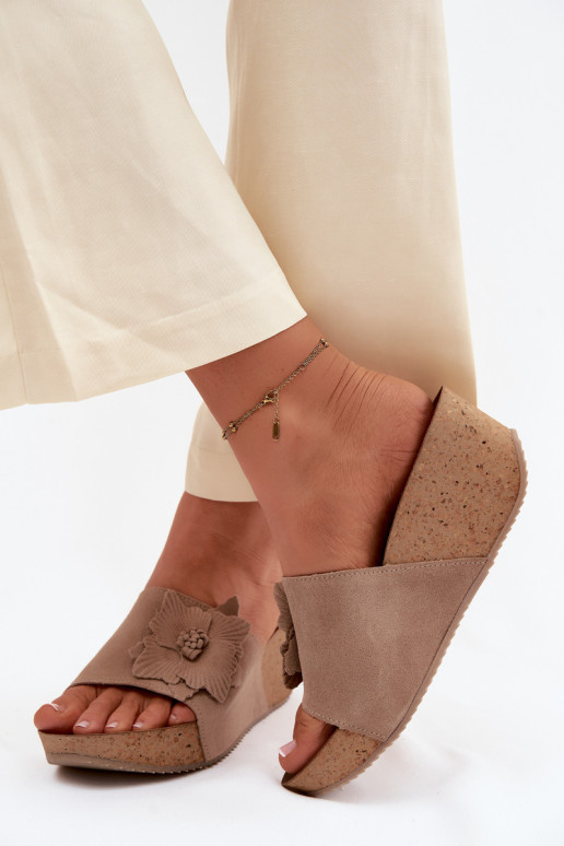 Peau Chaussons femme en daim avec une plateforme Avec des décorations avec des fleursem Zazoo 40312 couleur cappuccino