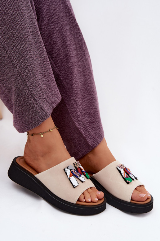 Peau Chaussons femme en daim avec des ornements avec une plateforme Vinceza 66942 beige