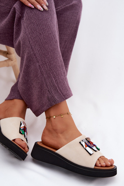 Peau Chaussons femme en daim avec des ornements avec une plateforme Vinceza 66942 beige