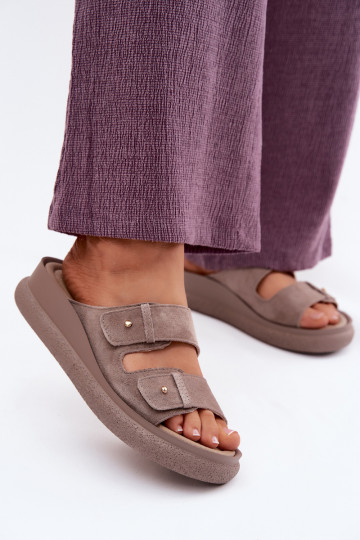 Chaussons pour femmes en daim synthétique couleur sable sur une plateforme Vinceza 66916