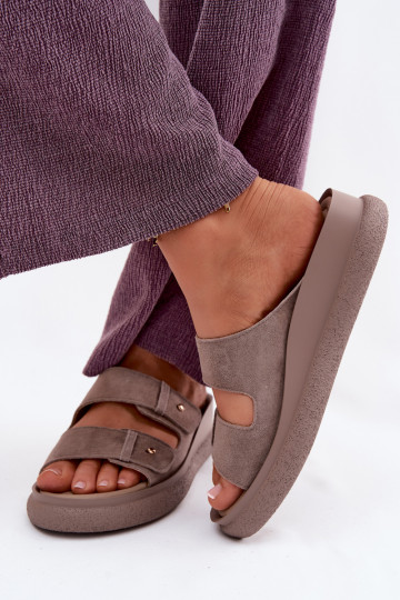 Chaussons pour femmes en daim synthétique couleur sable sur une plateforme Vinceza 66916 2