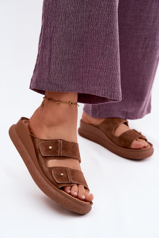 Chaussons pour femmes en daim synthétique marron sur une plateforme Vinceza 66916