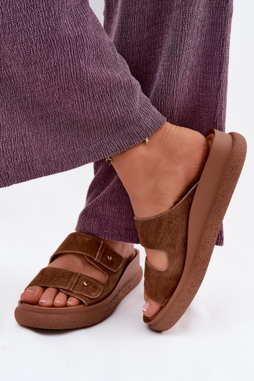 Chaussons pour femmes en daim synthétique marron sur une plateforme Vinceza 66916