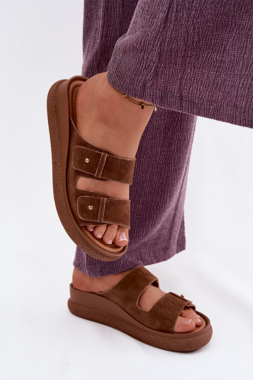 Chaussons pour femmes en daim synthétique marron sur une plateforme Vinceza 66916