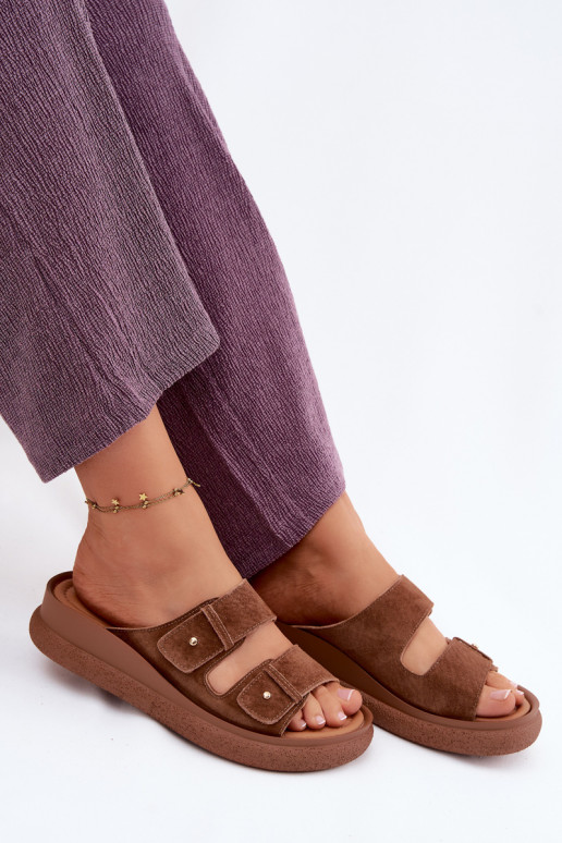 Chaussons pour femmes en daim synthétique marron sur une plateforme Vinceza 66916