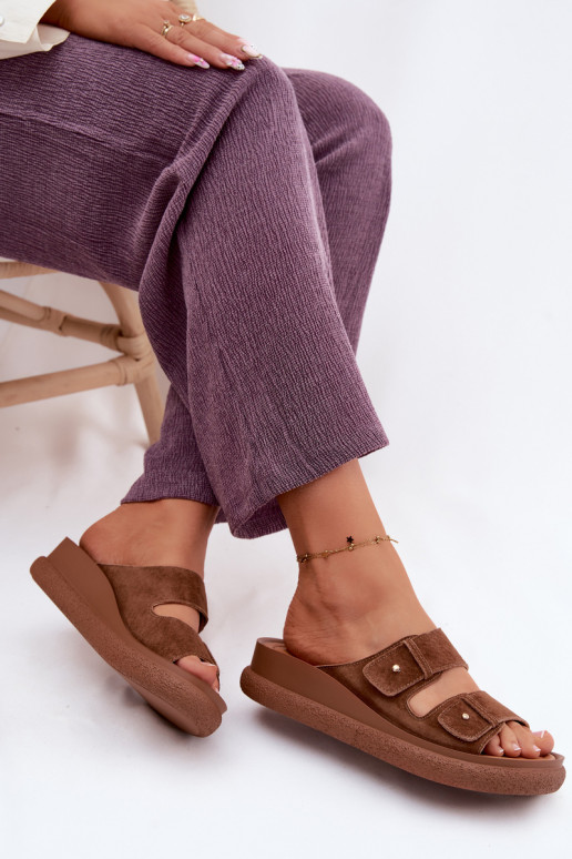 Chaussons pour femmes en daim synthétique marron sur une plateforme Vinceza 66916