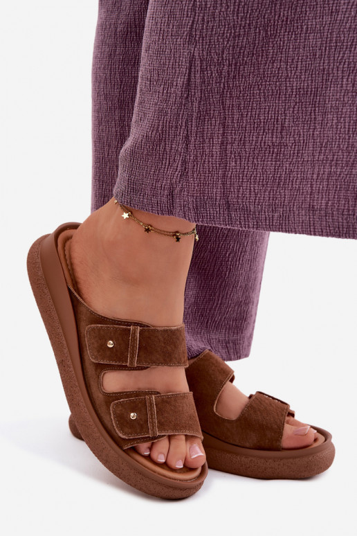 Chaussons pour femmes en daim synthétique marron sur une plateforme Vinceza 66916