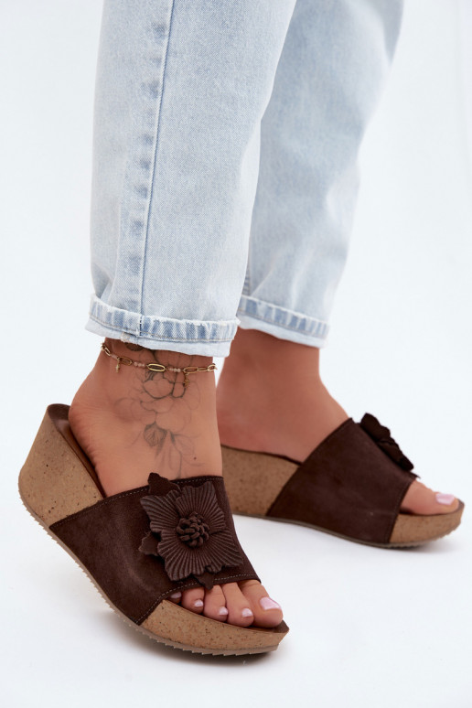 Chaussons en daim couleur chocolat Zazoo 40312 avec plateforme et ornements floraux décoratifs
