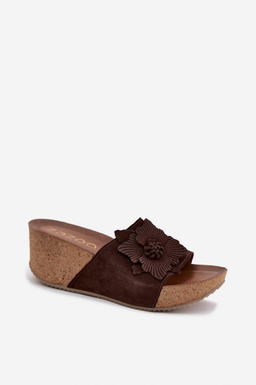 Chaussons en daim couleur chocolat Zazoo 40312 avec plateforme et ornements floraux décoratifs