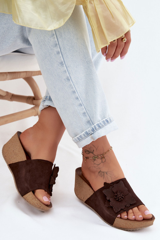 Chaussons en daim couleur chocolat Zazoo 40312 avec plateforme et ornements floraux décoratifs