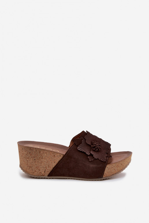 Chaussons en daim couleur chocolat Zazoo 40312 avec plateforme et ornements floraux décoratifs