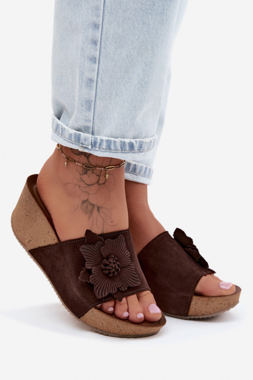 Chaussons en daim couleur chocolat Zazoo 40312 avec plateforme et ornements floraux décoratifs