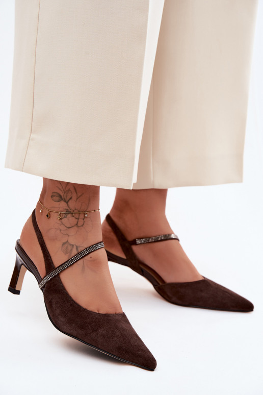 Escarpins en daim couleur chocolat élégants avec des brides décoratives D&A