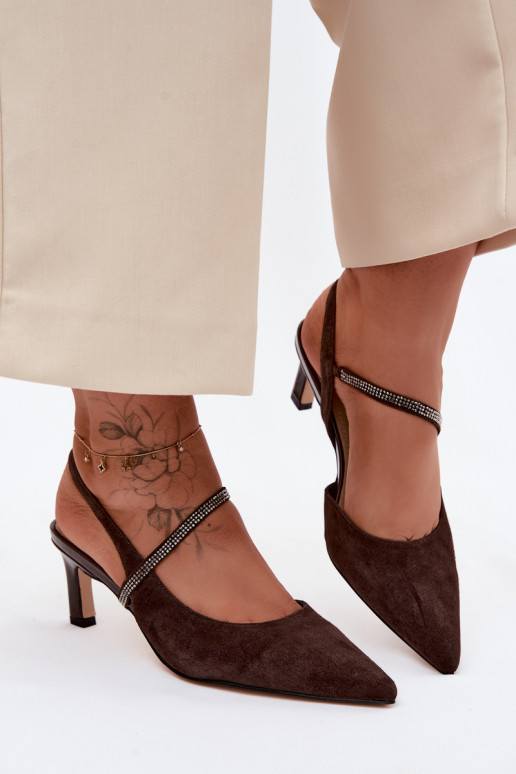 Escarpins en daim couleur chocolat élégants avec des brides décoratives D&A