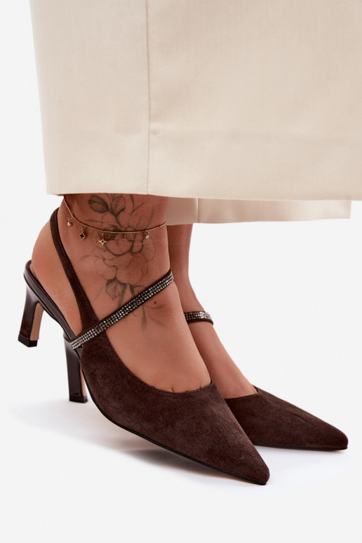 Escarpins en daim couleur chocolat élégants avec des brides décoratives D&A