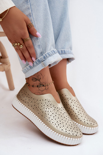 avec des éléments ajourés Un modèle convaincant chaussures avec une plateforme couleur dorée Glamma