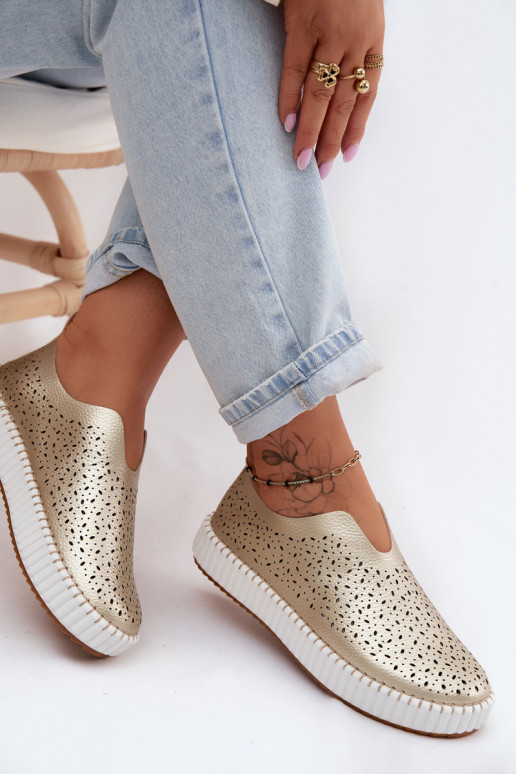 avec des éléments ajourés Un modèle convaincant chaussures avec une plateforme couleur dorée Glamma