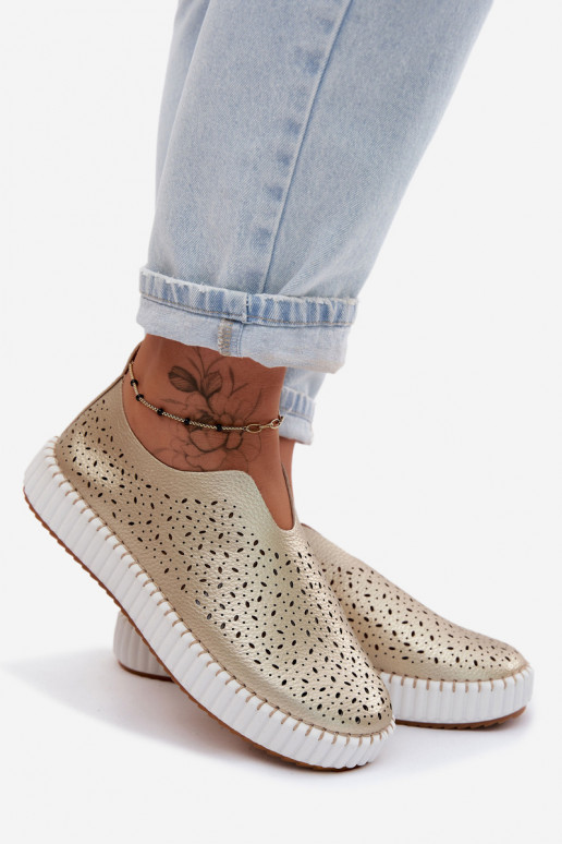 avec des éléments ajourés Un modèle convaincant chaussures avec une plateforme couleur dorée Glamma