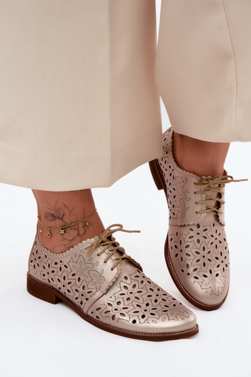 Chaussures en cuir avec éléments en dentelle et talons larges en or