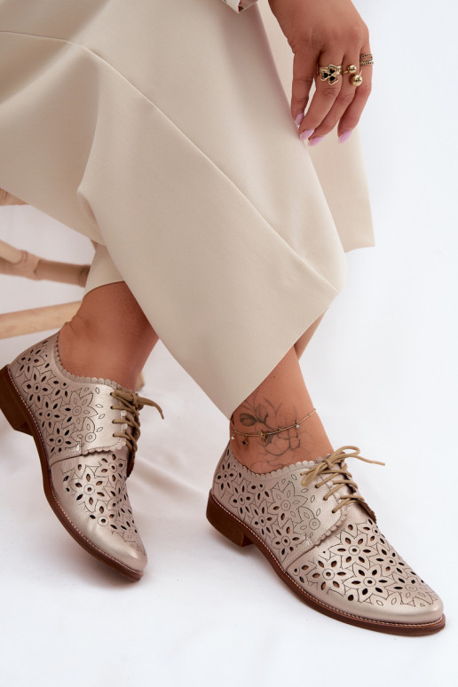 Chaussures en cuir avec éléments en dentelle et talons larges en or