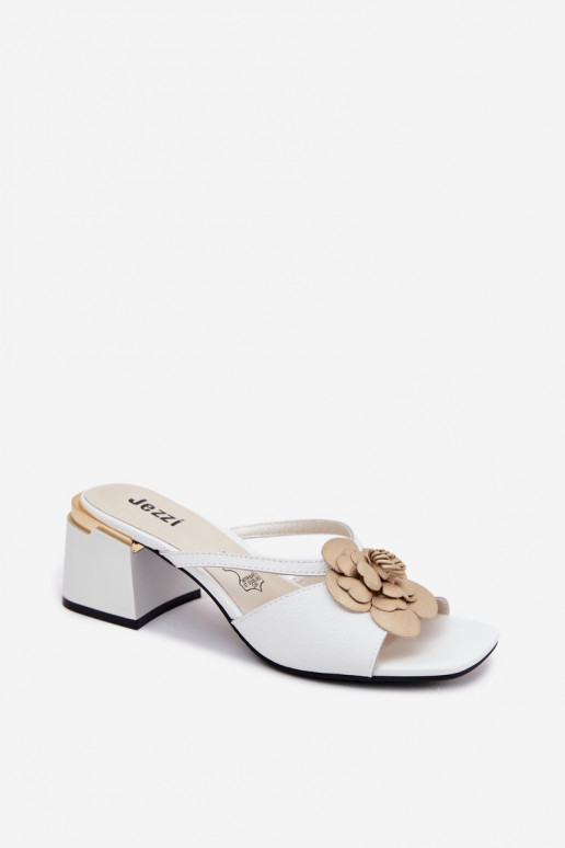 Pantoufles en cuir Féminin avec des talons Avec une fleur couleur blanche Catva