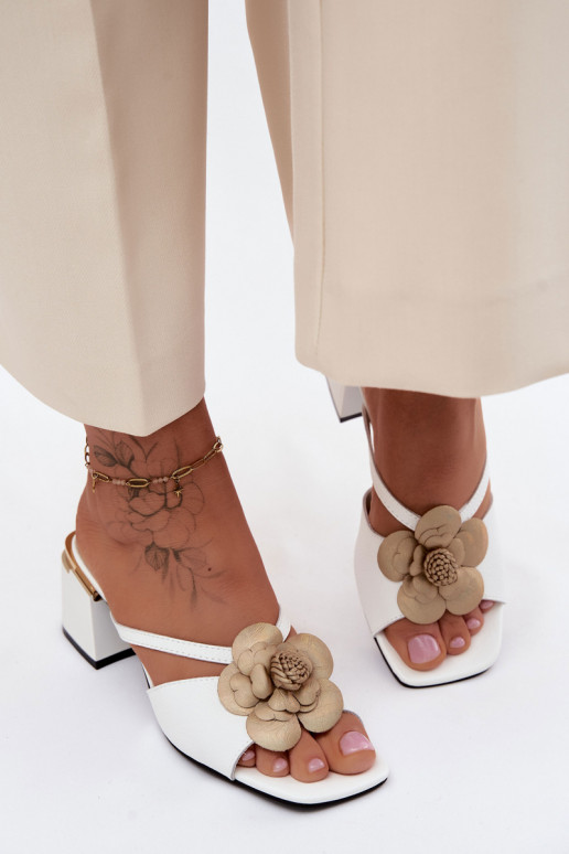 Mules en cuir avec fleur et talon en blanc Catva