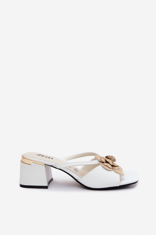 Mules en cuir avec fleur et talon en blanc Catva