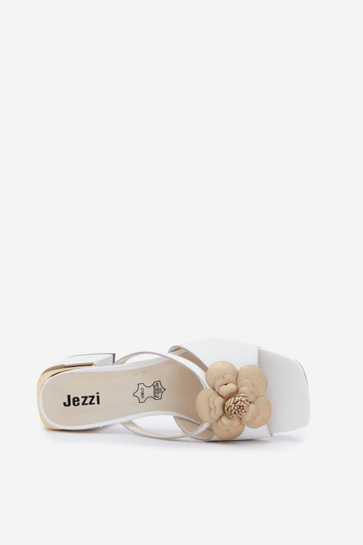 Mules en cuir avec fleur et talon en blanc Catva