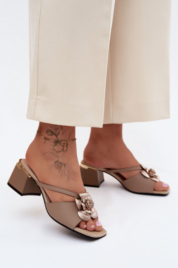 Mules en cuir avec fleur et talon en sable Catva