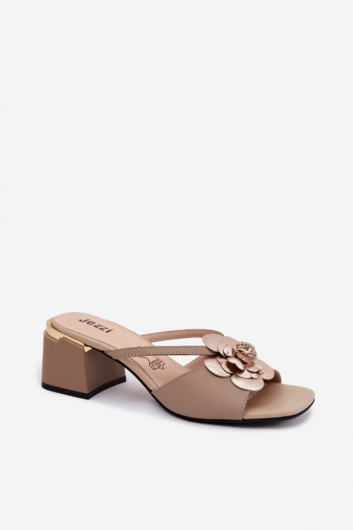 Mules en cuir avec fleur et talon en sable Catva