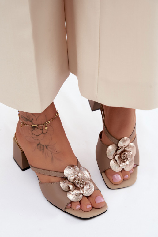 Pantoufles en cuir Féminin avec des talons Avec une fleur beige Catva