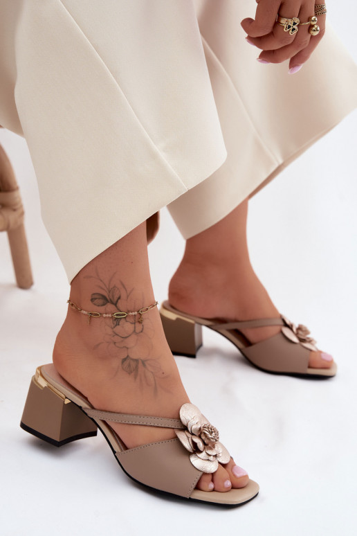 Mules en cuir avec fleur et talon en sable Catva