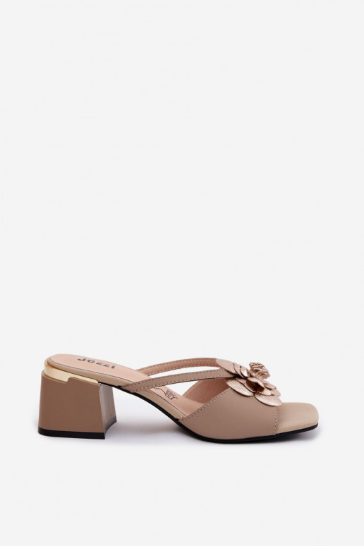 Pantoufles en cuir Féminin avec des talons Avec une fleur beige Catva